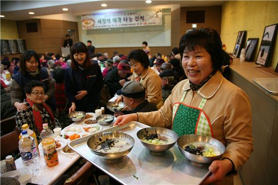 [포토]한국야쿠르트, 사랑의 떡국 나누기 행사 개최