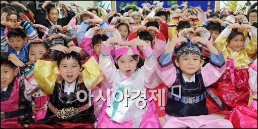 [포토]어르신들께 하트 날리는 어린이들