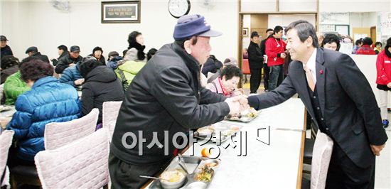 [포토]최영호 광주시 남구청장, 설맞이 사회복지시설 위문