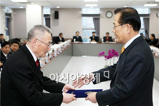 [포토]박준영 전남지사 가맹경기단체에게 선임장 수여