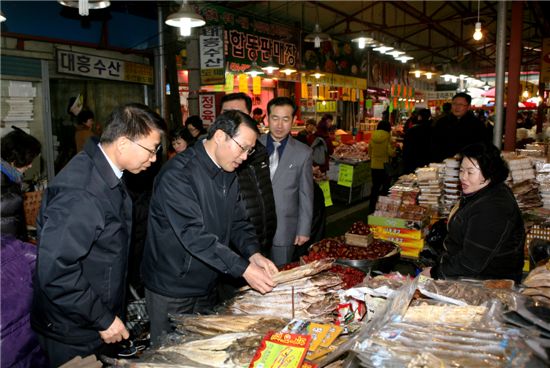 주영섭(왼쪽에서 2번째) 관세청장이 자매결연 전통시장인 대전역전시장을 찾아 민생현장을 둘러보고 있다.