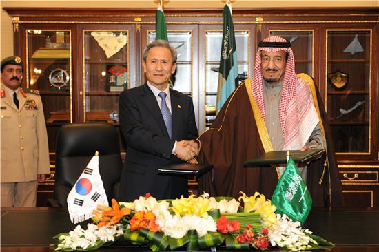 김관진 국방장관(왼편)과 살만 빈 압둘 아지즈 사우디아라비아 왕세제 겸 국방장관이 양국간 국방방산교류협정에 서명한 후 악수하고 있다.