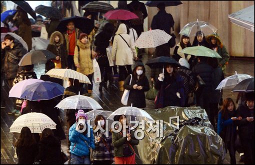 [포토]명동에 우산들이…