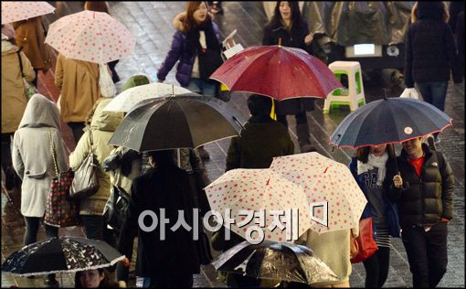 [포토]명동에 우산 쓴 시민들