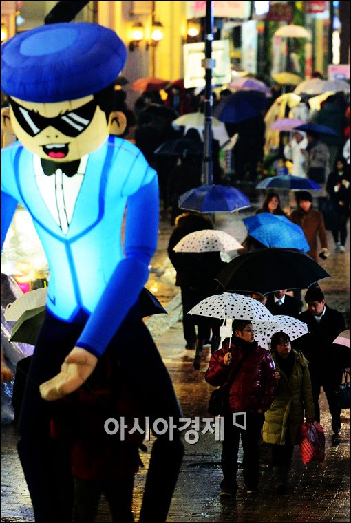 [포토]명동에 우산 쓴 시민들이...