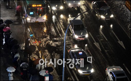 [포토]눈과 비가 내리는 서울 도심