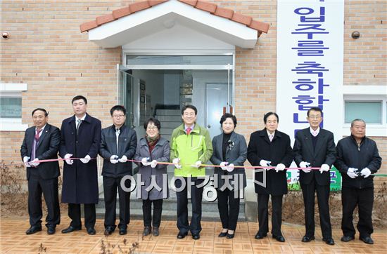 5일 행복울타리 2단지 입주식에 강진원 강진군수, 윤재공 강진군의회의장, 군의원, 각 사회복지시설ㆍ단체장, 입주민 등 150여명이 참석해 행복울타리 건립과 입주를 축하하고 기념촬영을 하고 있다.