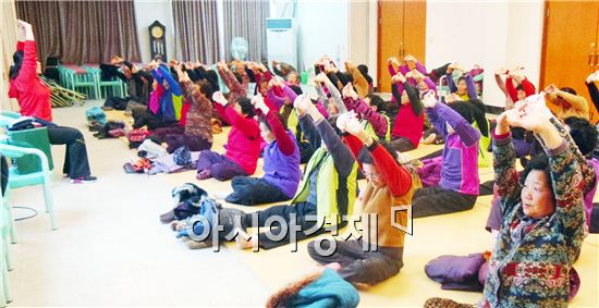 함평군 보건소에서 주민들이 맞춤형 건강체조를 하고 있다.