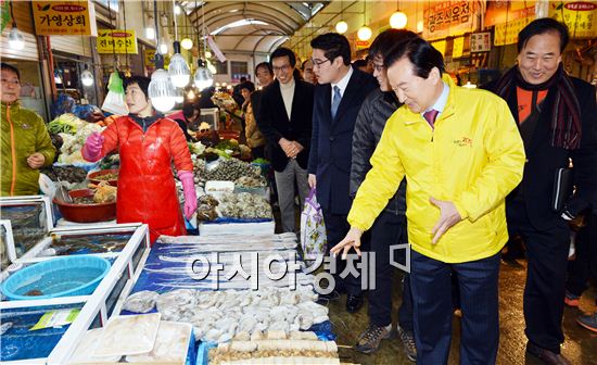 [포토]설 제수용품 구입하는 강운태 광주시장 