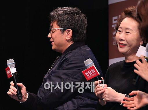 [포토]배우와 등진 감독 '감독이 삐쳤어요'