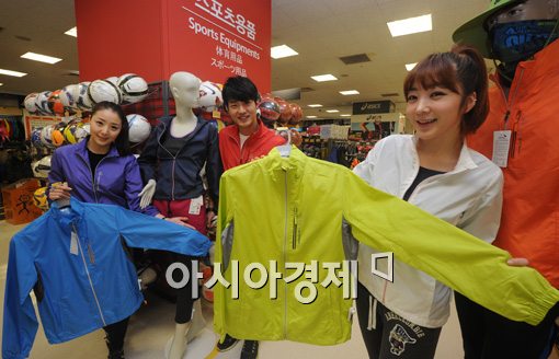 [포토]"9,900원 바람막이 보러 오세요"