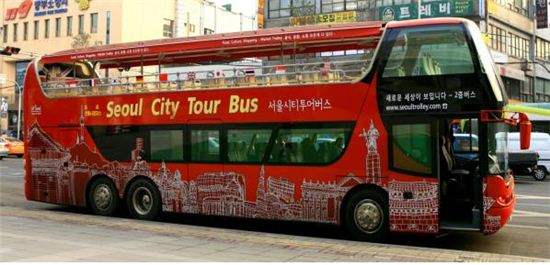 서울에 처음 도입되는 천장개방형 2층 시티투어 버스.