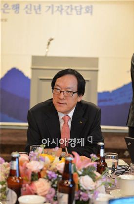 김용환 수출입은행장이 6일 여의도 렉싱턴호텔에서 열린 2013년 신년 기자간담회에서 기자들의 질문에 답하고 있다.
