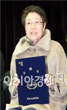 김영랑 시인의 졸업장을 들고 있는 막내딸인 김애란(65, 서울특별시)씨