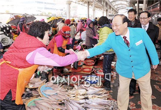 [포토]김충석 여수시장, 재래시장 돌며 상인들 격려