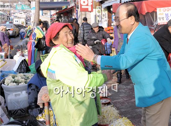 [포토]김충석 여수시장, 재래시장 돌며 상인들 격려