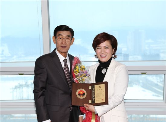 가수 김정연씨(오른쪽)와 이철환 당진시장이 포즈를 잡고 있다.