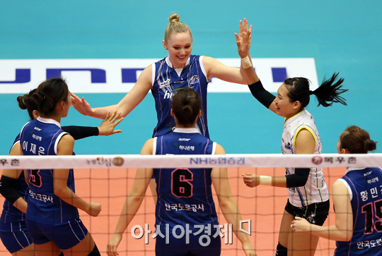 [포토] 니콜 '서브에이스 봤지!'