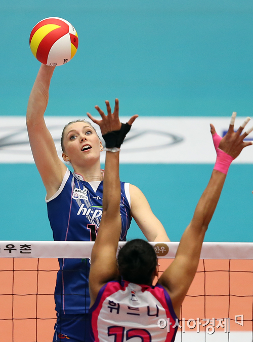 [포토] 니콜 '휘트니, 날 막을 수 있겠니'