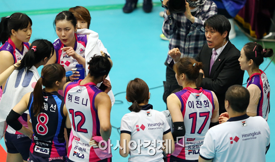 [포토] 작전 지시 내리는 신동연 흥국생명 감독대행