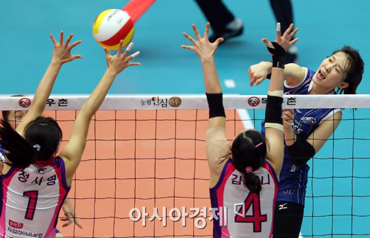 [포토] 스파이크 때리는 김미연