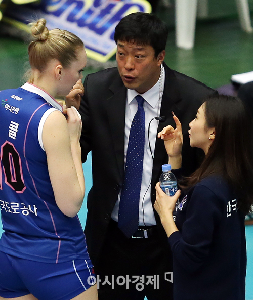 [포토] 어창선 감독 '니콜, 언더스탠드?'