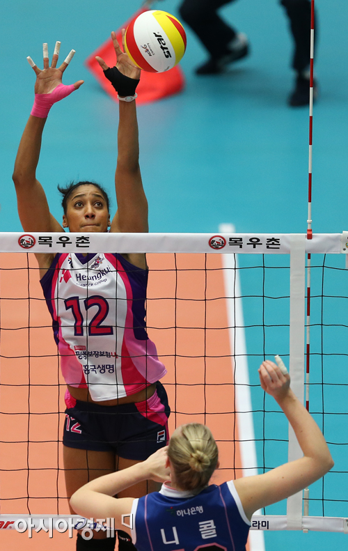 [포토] 휘트니 '닿을듯 말듯'