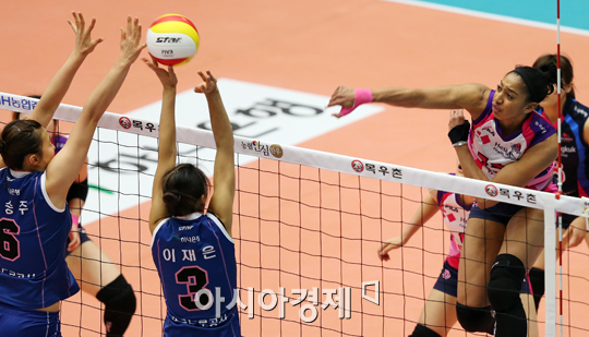 [포토] 휘트니 '강력 스파이크'