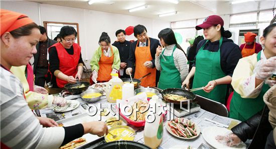 [포토]이주여성과 음식만들고 있는 최영호 남구청장 