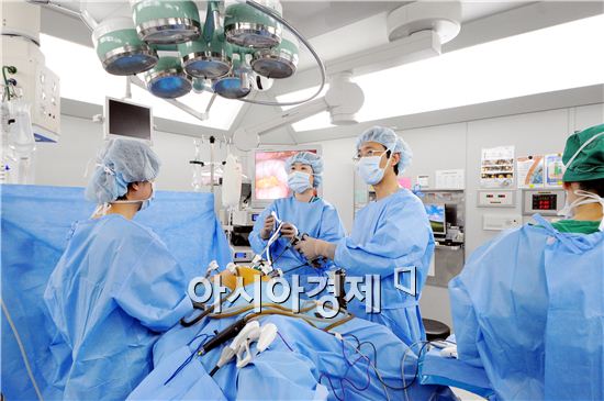 화순 전남대병원 김형록 교수가 대장암 복강경 수술을 하고 있다.
