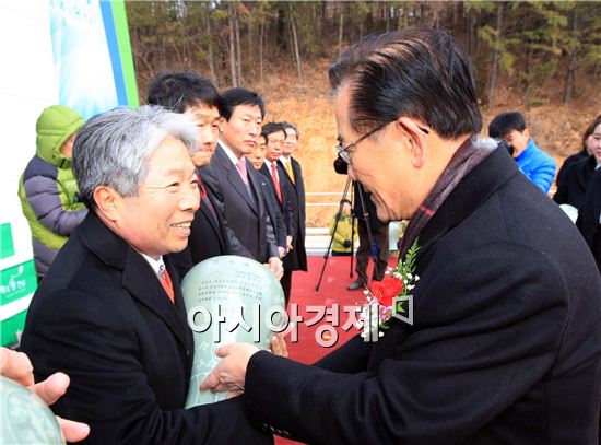 [포토]박준영 전남지사,  건설공사 유공자  감사패 수여