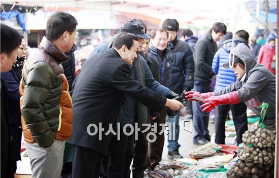 [포토]정종해 보성군수, 보성5일장에서 제수용품 구입