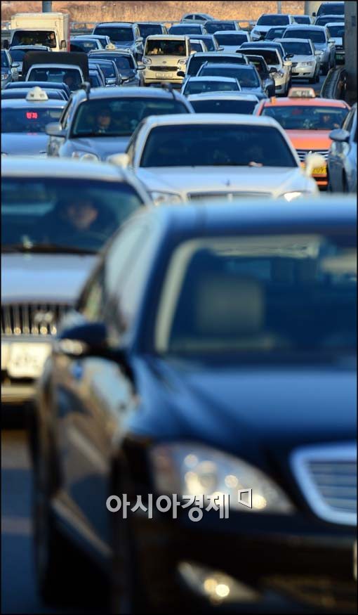 [포토]한파 속 차량들로 붐벼