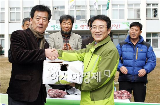 강진군 한우 생산 농가들, “설맞이 어려운 이웃돕기”한우고기 전달 