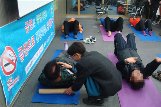 ▲ 5일금연학교에 입소한 이들이 금연 운동 프로그램을 이수하고 있다. 이 학교의 금연 성공률은 6개월 기준 69%정도이다.