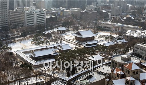 [포토]하얀 눈 내린 덕수궁