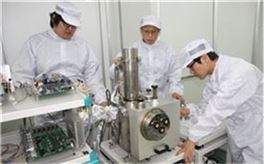한국기계연구원 광응용연구실 연구원들이 전자빔측정장비를 개발하기 위해 전자총부를 평가하고 있는 모습.