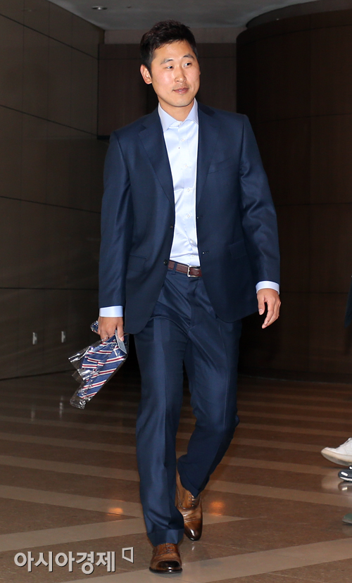 [포토] 윤석민 '멋진 양복차림으로'