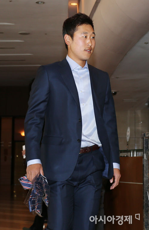 [포토] 윤석민 '넥타이는 들어가서 매겠습니다'