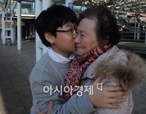 [포토]"할머니 또 봬요"