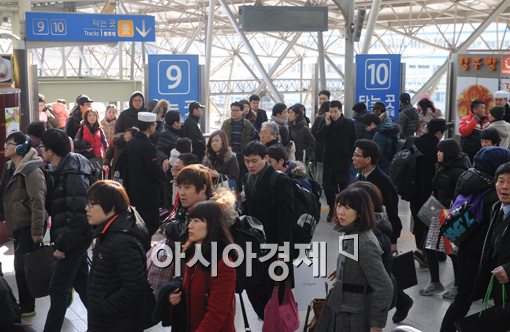 [포토]귀경객들로 붐비는 서울역 