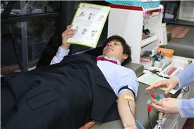 한세실업 한 임직원이 헌혈 봉사에 참여하고 있는 모습. 