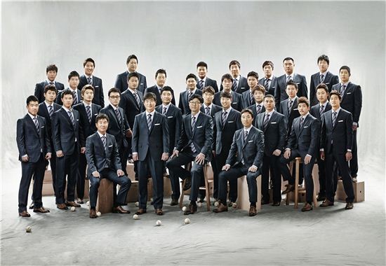 12일 대만으로 출정하는 야구 국가대표팀이 제일모직 갤럭시(GALAXY)에서 협찬한 공식 단복을 입고 포즈를 취하고 있다. 