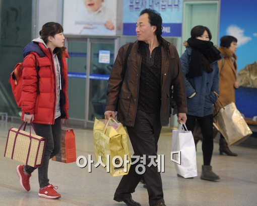 [포토]양 손 가득 한 보따리 