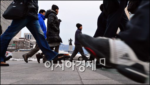 [포토]힘찬 발걸음 속 출근