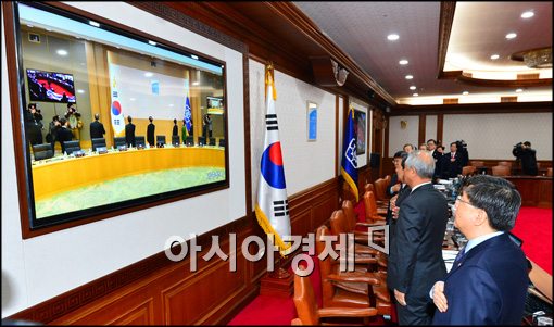 [포토]영상으로 국무회의, 국민의례하는 장관들