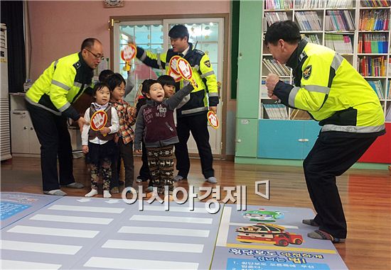 함평경찰, 어린이집 ‘안전하게 길 건너기’ 교육