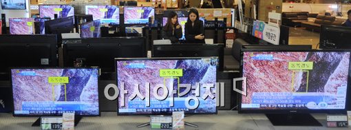 [포토]속보 지켜보는 시민들 