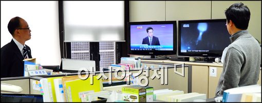 [포토]뉴스 시청하는 통일부 직원들