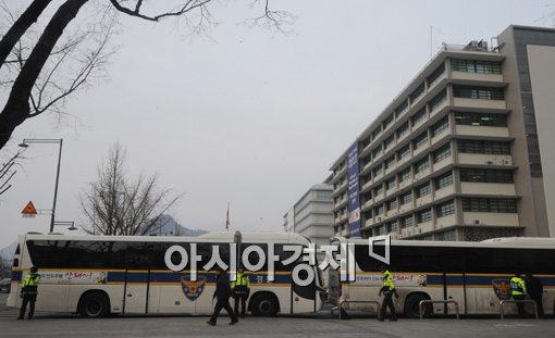 "美대사 만나달라"며 소주병 던진 60대 남성 체포